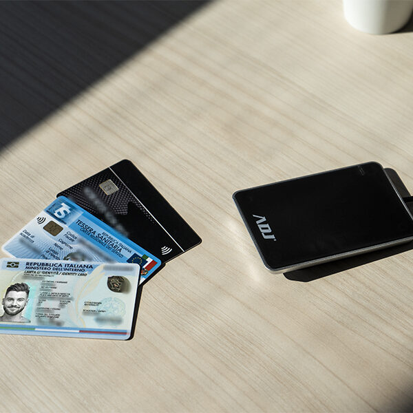 Lettore Contactless Card Reader RFID e NFC per Carta d'Identità