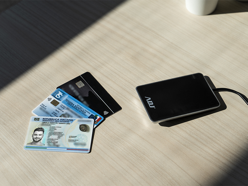 Lettore NFC Contactless per la Carta di Identità Elettronica