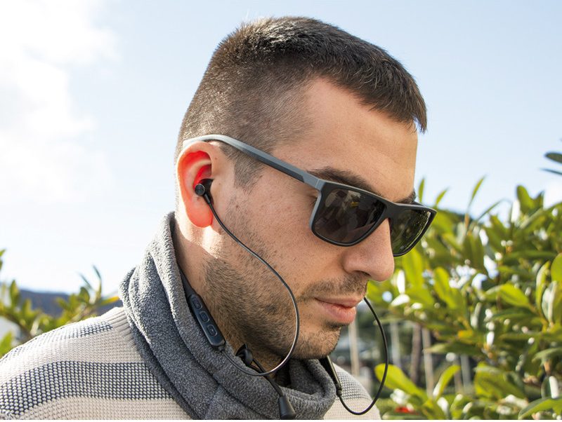 auricolare-grip-neckband-nero (9) auricolari-grip-adj-indossati